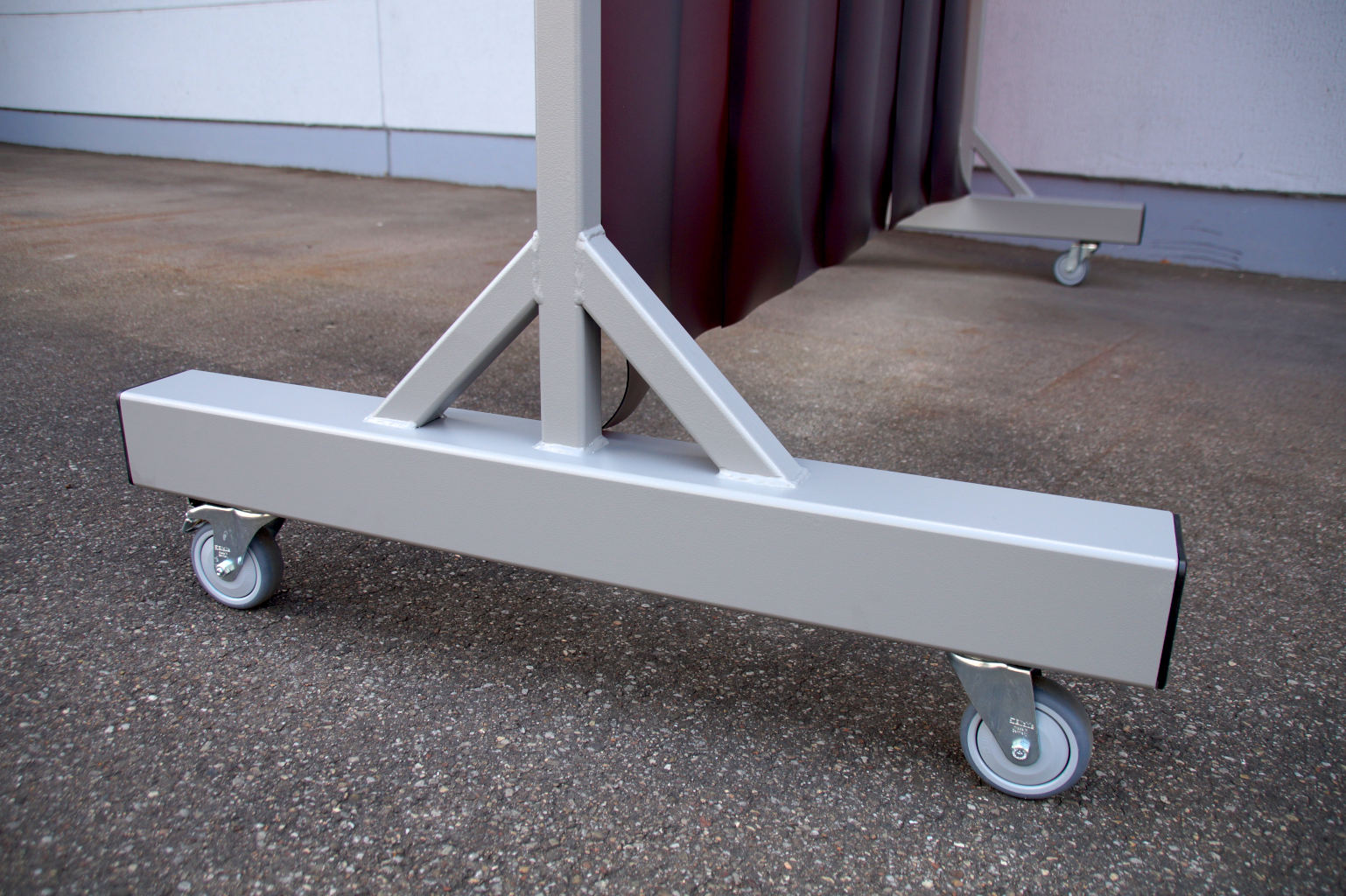 Verstärktes Fahrgestell von mobilem Schweißvorhang mit Traverse 100x100x5 mm